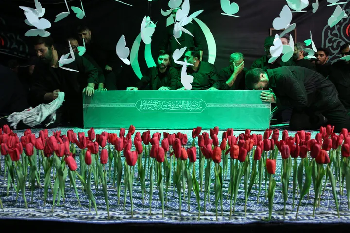 د ایران د ترور شوي ستر رهبر علي خامنه يي جنازه د مخه ښې مراسمو لپاره تهران ته ورسېده