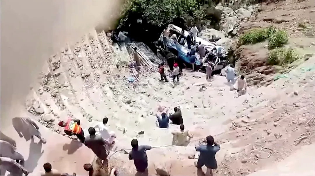 Un autobuz se prăbușește într-o prăpastie în Pakistan, ucigând cel puțin 40 de persoane