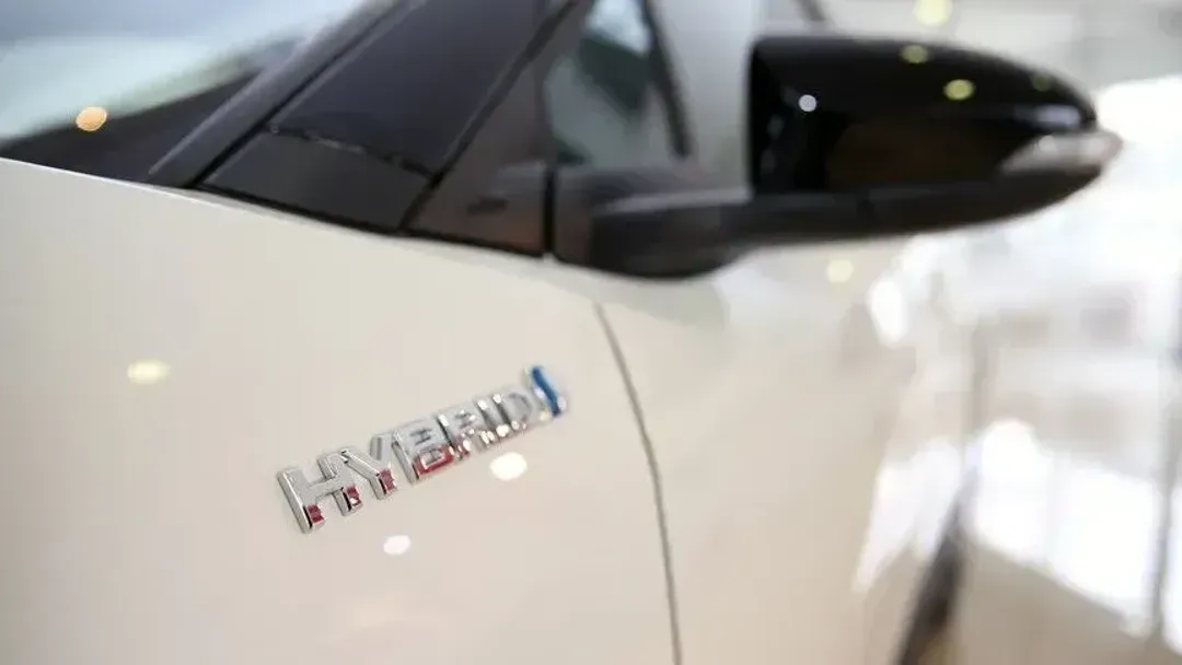 Bie shitja e makinave elektrike në Türkiye ndërsa rritet shitja e atyre hibride