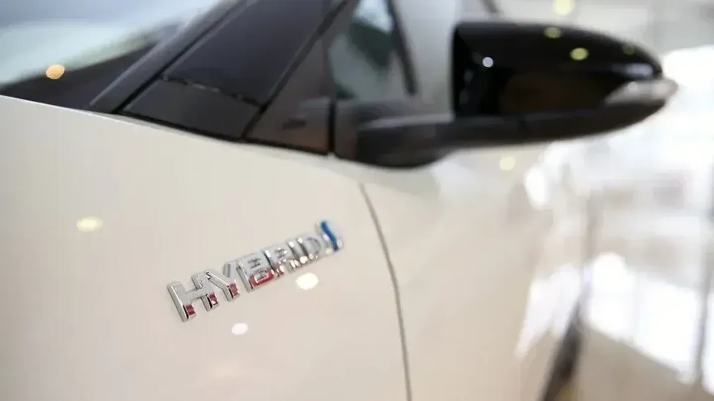 Bie shitja e makinave elektrike në Türkiye ndërsa rritet shitja e atyre hibride