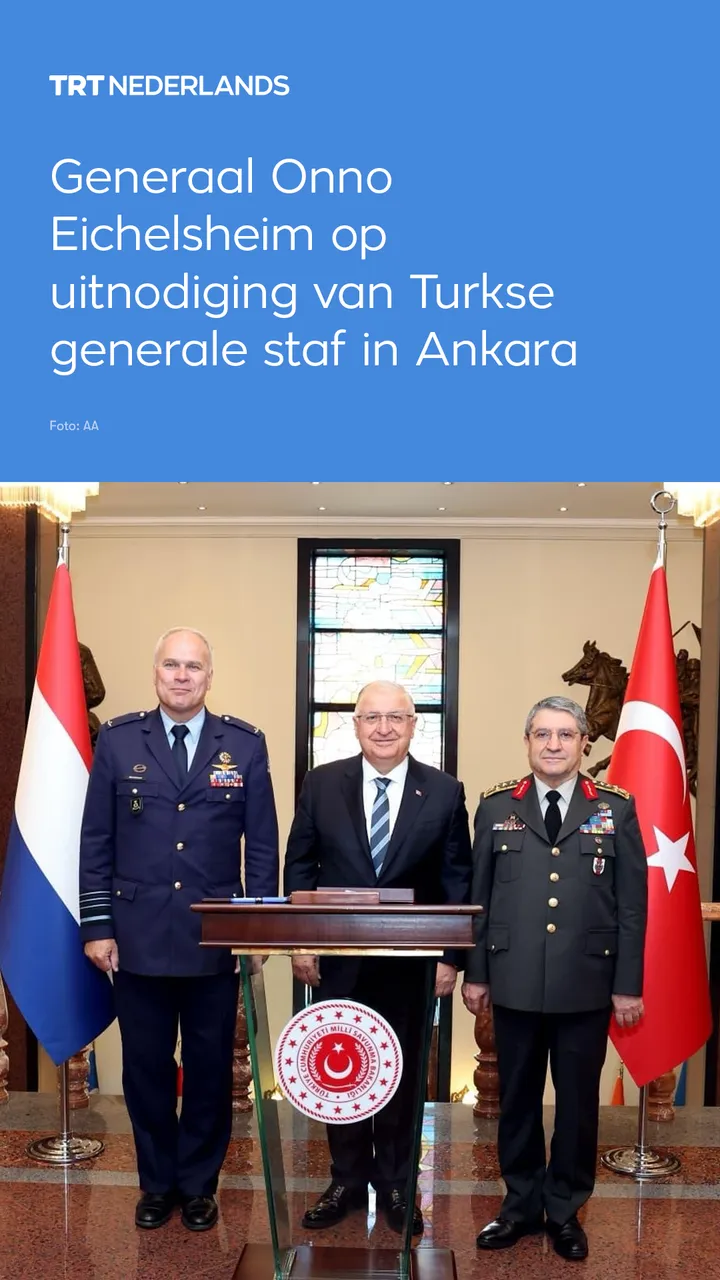 De Nederlandse chef van de generale staf generaal Onno Eichelsheim in Ankara