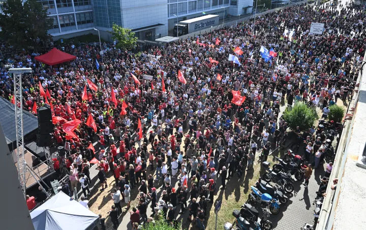 Beschäftigte protestieren gegen Sparpläne bei Mercedes-Benz
