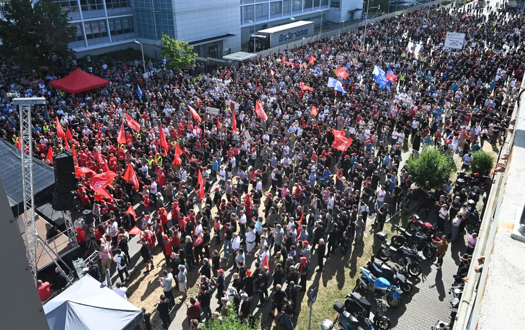 Beschäftigte protestieren gegen Sparpläne bei Mercedes-Benz