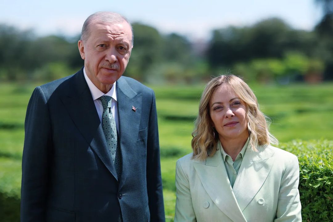 أردوغان يهنئ ميلوني بتحقيقها رقماً قياسياً في رئاسة وزراء إيطاليا