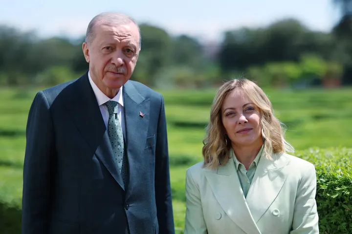 أردوغان يهنئ ميلوني بتحقيقها رقماً قياسياً في رئاسة وزراء إيطاليا
