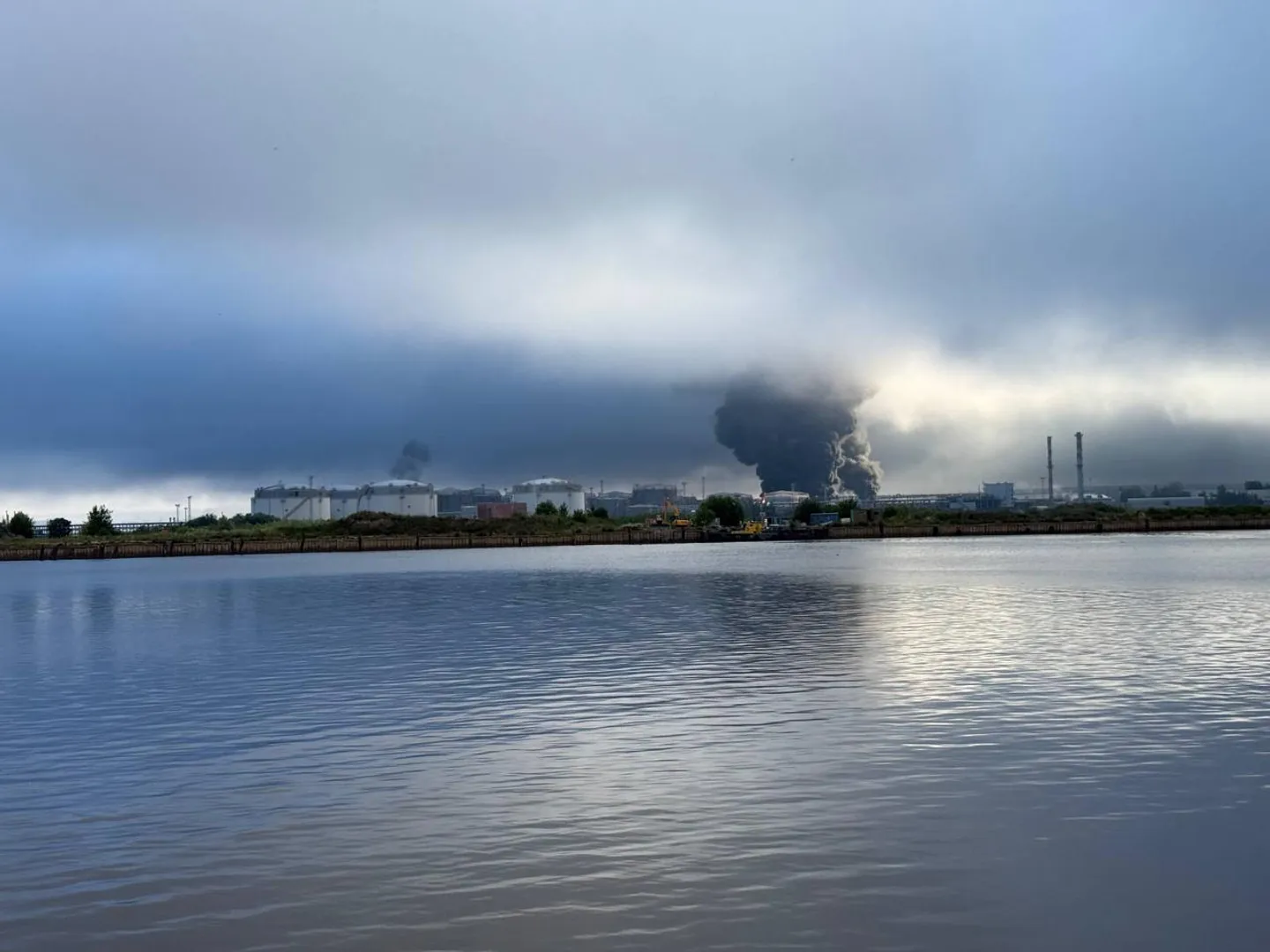 Украина нанесла удар по нефтяному терминалу в Санкт-Петербурге