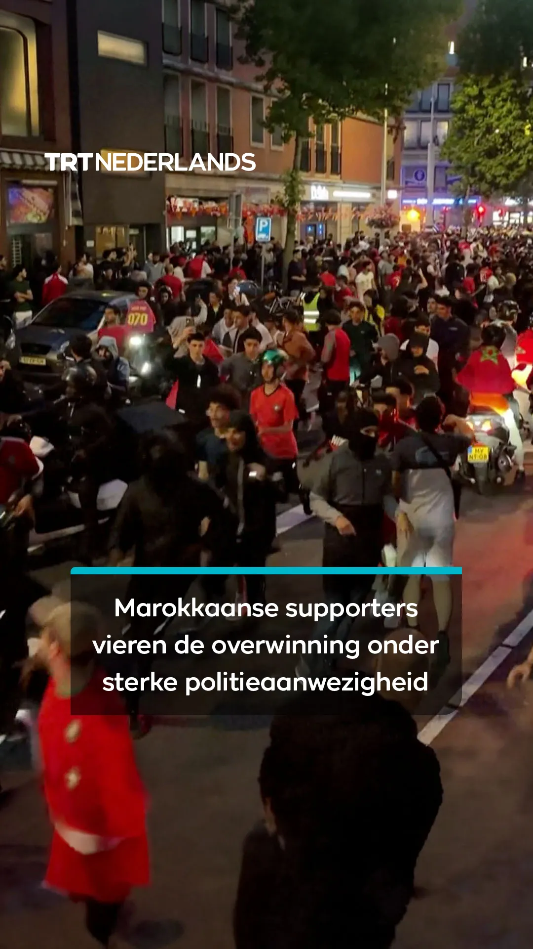 Marokkaanse supporters vieren de overwinning onder sterke politieaanwezigheid