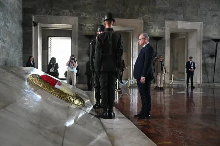 Përfaqësuesit e përhershëm të NATO-s vizitojnë mauzoleunin Anitkabir të Ataturkut