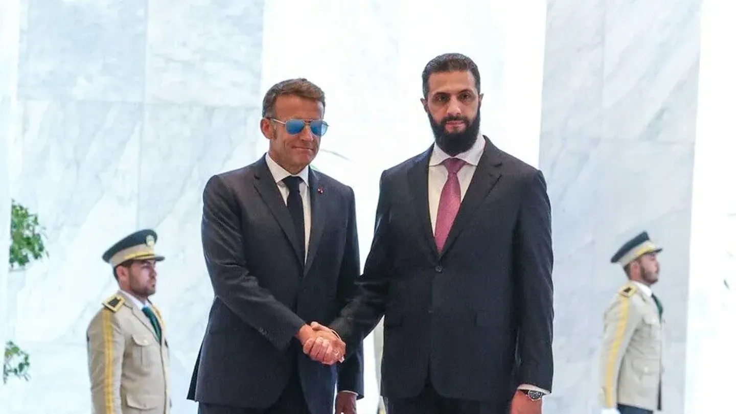 Macron thotë se vizita në Siri vazhdon pavarësisht shpërthimeve në Damask
