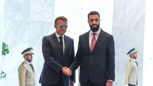 Macron thotë se vizita në Siri vazhdon pavarësisht shpërthimeve në Damask