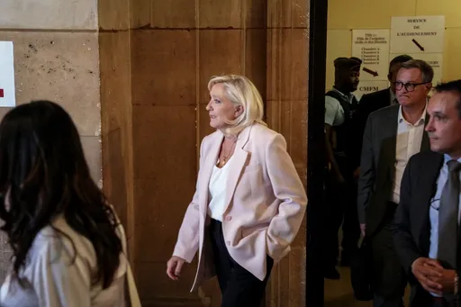 Procès en appel du Front national: Marine Le Pen condamnée mais présidentiable