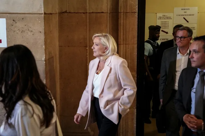 Procès en appel du Front national: Marine Le Pen condamnée mais présidentiable