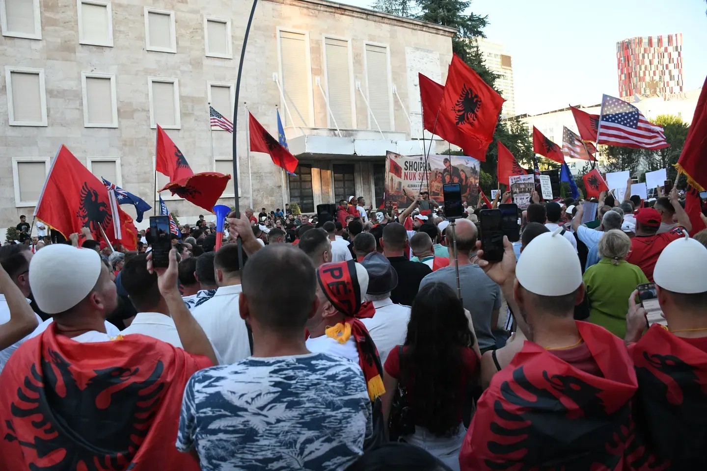 Tiranë, vazhdon në ditën e 38-të protesta me moton "Shqipëria nuk është në shitje"