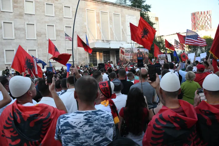 Tiranë, vazhdon në ditën e 38-të protesta me moton "Shqipëria nuk është në shitje"