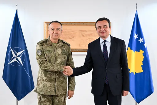 Kryeministri në detyrë Kurti priti në takim komandantin e KFOR-it, gjeneralmajor Ulutas