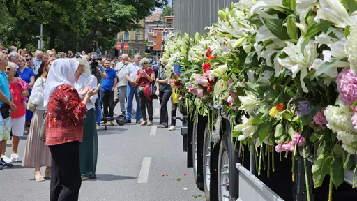 Građani Sarajeva odali počast koloni s tabutima žrtava genocida u Srebrenici