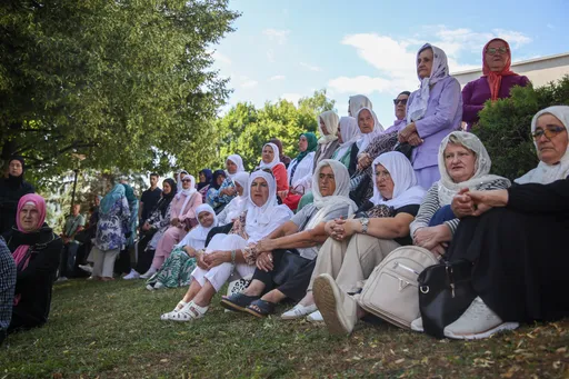 Arkivolet me mbetjet mortore të viktimave të gjenocidit të Srebrenicës u përcollën nga Visoko