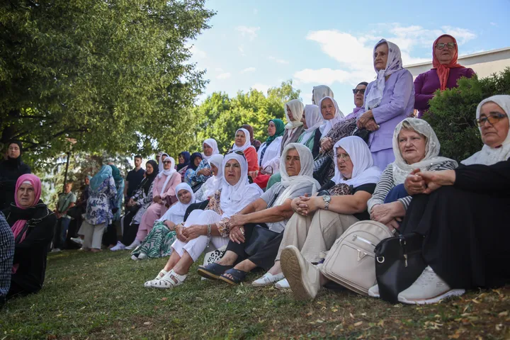Arkivolet me mbetjet mortore të viktimave të gjenocidit të Srebrenicës u përcollën nga Visoko
