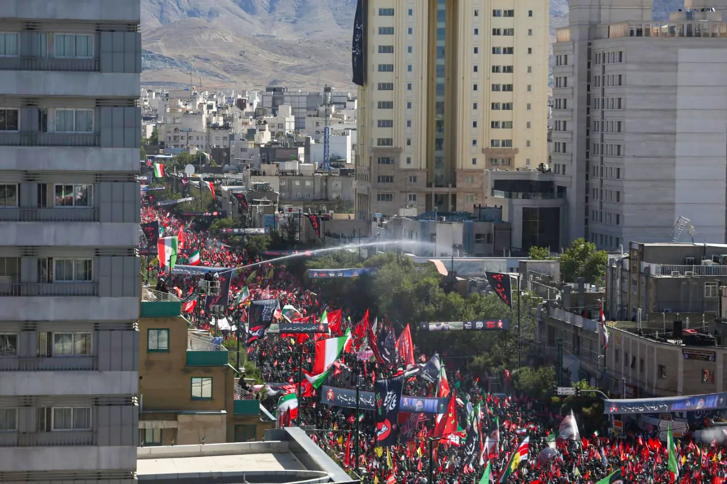 Iran: Sarg Chameneis zum Begräbnis in Maschhad eingetroffen