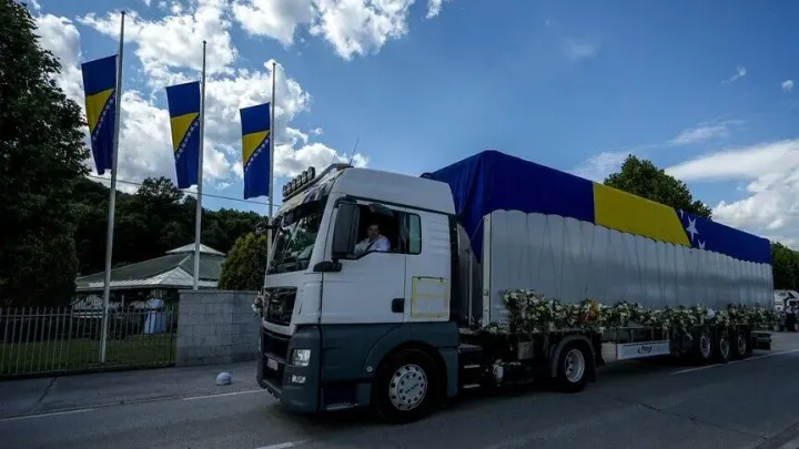 Tužna kolona sa tabutima deset žrtava genocida stigla u Potočare