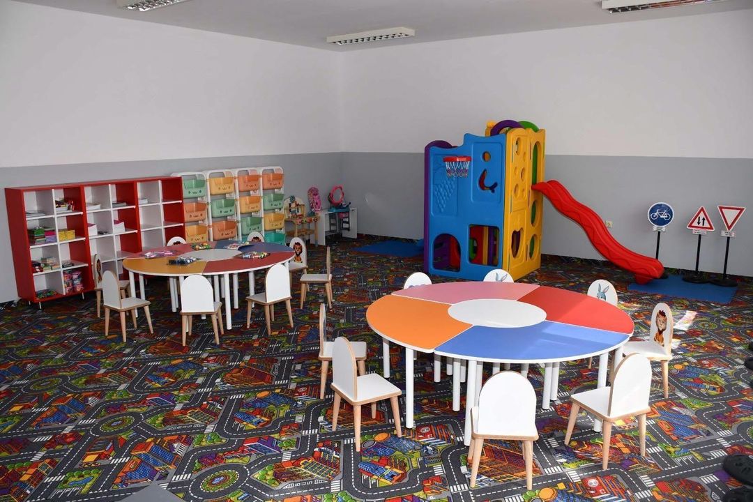 KFOR i Turk dhuron pajisje edukative për kopshtin e një shkolle në Prizren