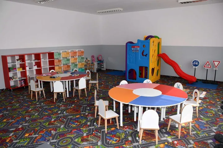 KFOR-i Turk dhuron pajisje edukative për kopshtin e një shkolle në Prizren