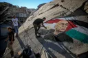 Mural u čast egipatskog selektora Hossama Hassana naslikan na ruševinama Gaze