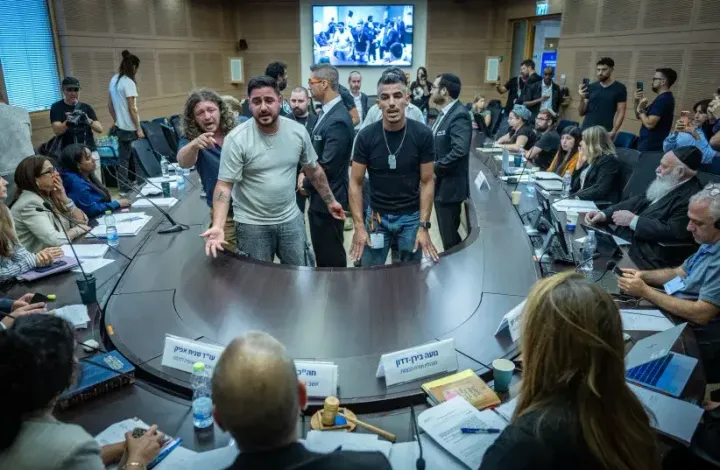 הקואליציה הסירה סעיף שנוי במחלוקת מחוק לימוד התורה; לוחמים המתמודדים עם פוסט־טראומה מחו בכנסת