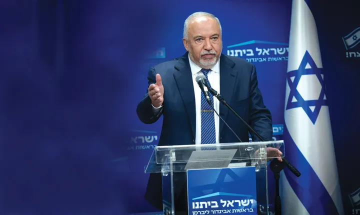 ליברמן: "נתניהו הפך לנטל על טראמפ ופגע ביחסי ישראל–ארה"ב"