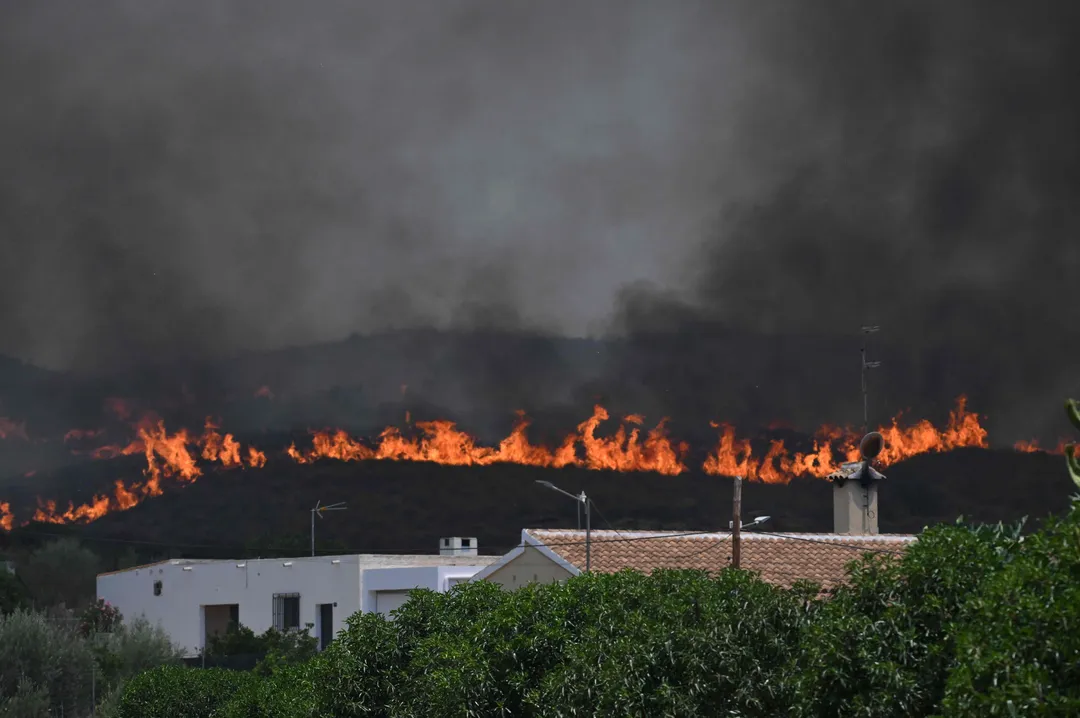 España activa la emergencia nacional por primera vez por los feroces incendios que desbordan al país