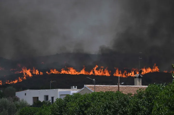 España activa la emergencia nacional por primera vez por los feroces incendios que desbordan al país