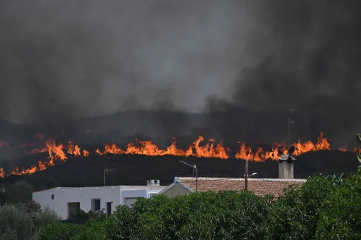 España activa la emergencia nacional por primera vez por los feroces incendios que desbordan al país