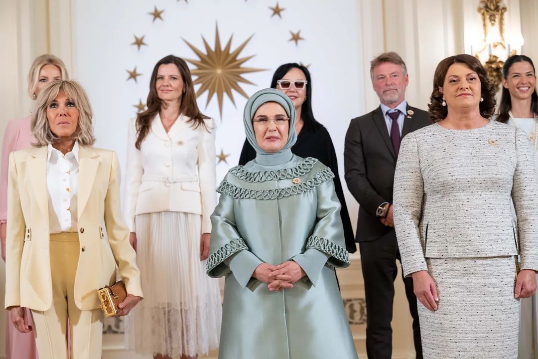 Emine Erdoğan me bashkëshortet e liderëve të NATO s  bisedojnë për fëmijët  teknologjinë e sigurinë