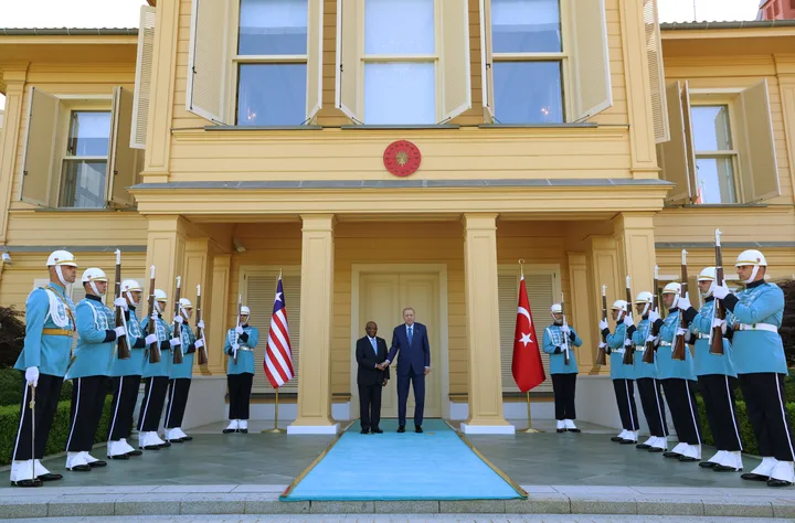 Presidenti turk Erdoğan pret homologun liberian