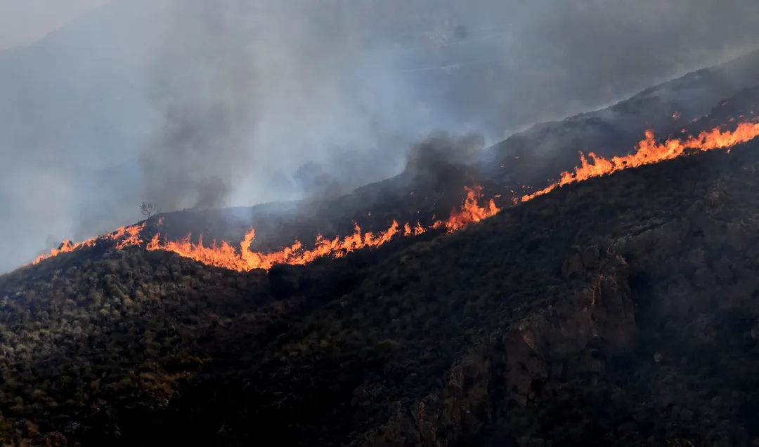 España combate un gran incendio forestal mientras persiste la incertidumbre sobre los desaparecidos