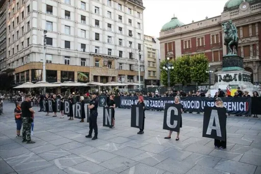 Beograd: Akcija stajanja „Nikada nećemo zaboraviti genocid u Srebrenici“