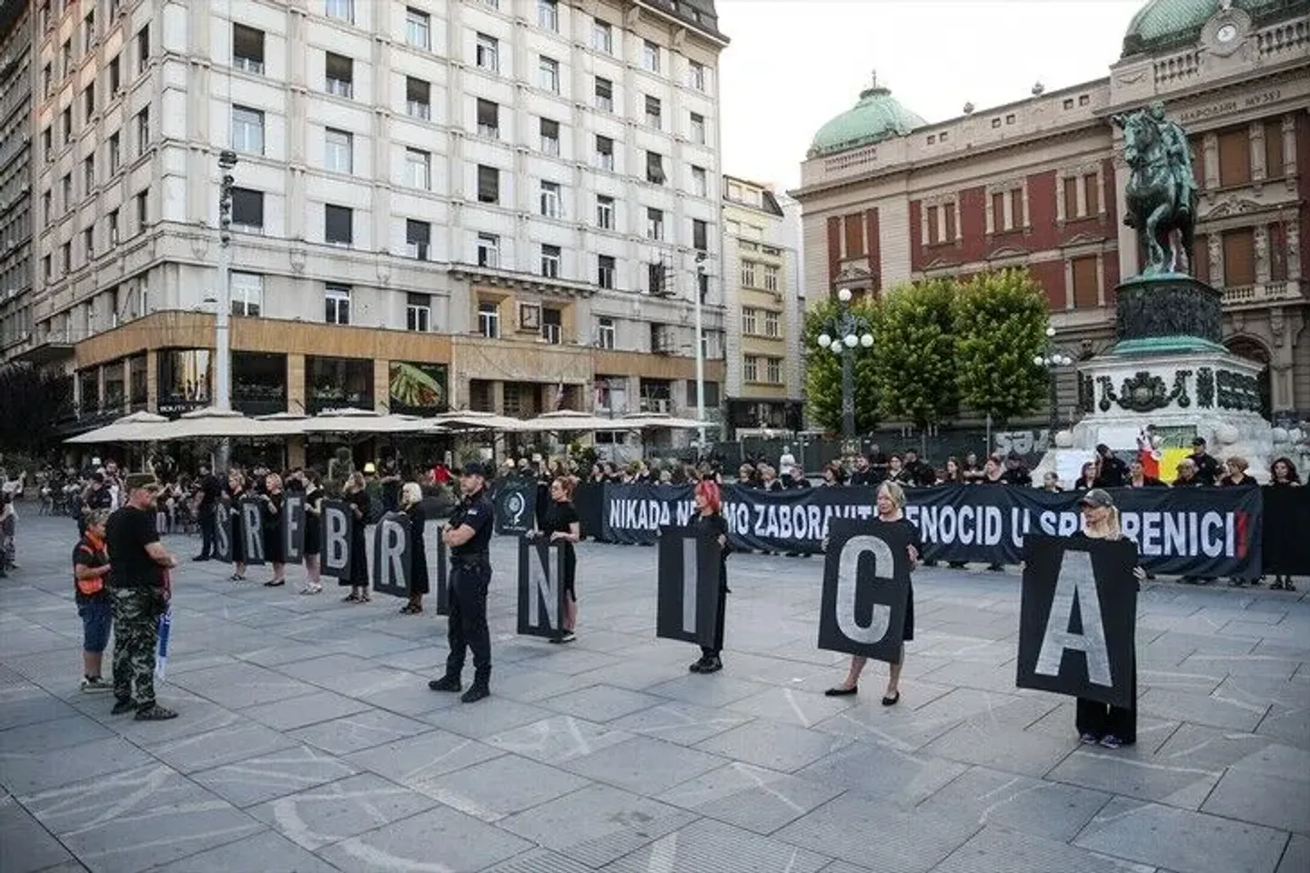 Beograd: Akcija stajanja „Nikada nećemo zaboraviti genocid u Srebrenici“