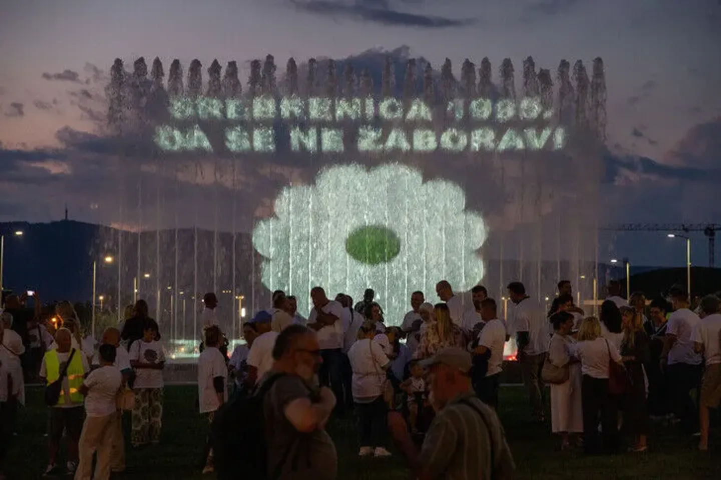 Zagreb: Mimohodom sjećanja i projekcijom "cvijeta Srebrenice" obilježena 31. godišnjica genocida