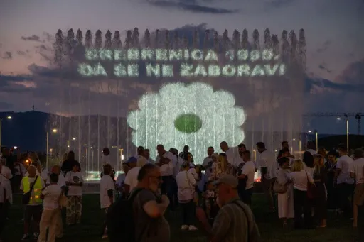 Zagreb: Mimohodom sjećanja i projekcijom "cvijeta Srebrenice" obilježena 31. godišnjica genocida