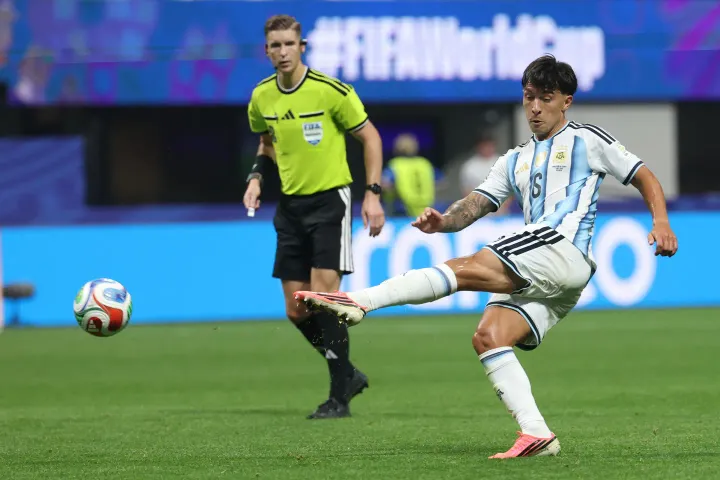 Argentina defender claims World Cup referees doing 'excellent job' after Egypt controversy