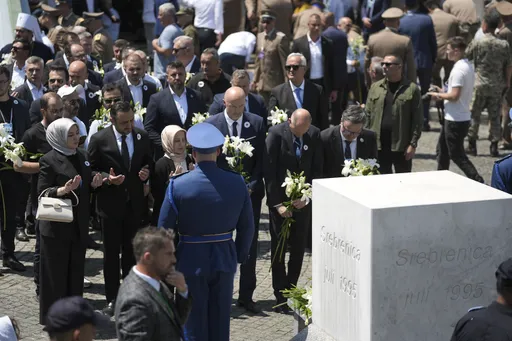 Potočari: Brojne delegacije položile cvijeće i odale počast žrtvama genocida u Srebrenici