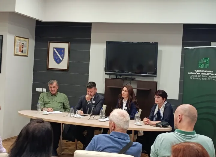 Održana javna tribina o međunarodnopravnim aspektima genocida u Srebrenici