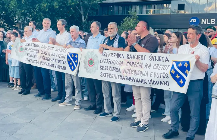 „Чекори на сеќавањата“: Во Скопје се одржа Марш во сеќавање на жртвите од геноцидот во Сребреница