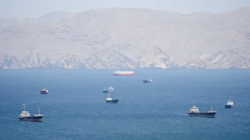 بعد إعلان إغلاق مضيق هرمز.. الجيش الأمريكي يشن هجمات جديدة على إيران