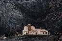 Spain wildfire nears control, hundreds allowed back home