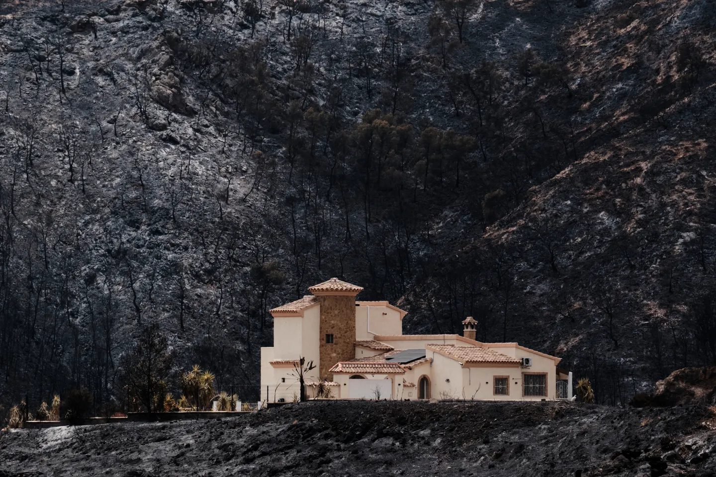 Spain wildfire nears control, hundreds allowed back home