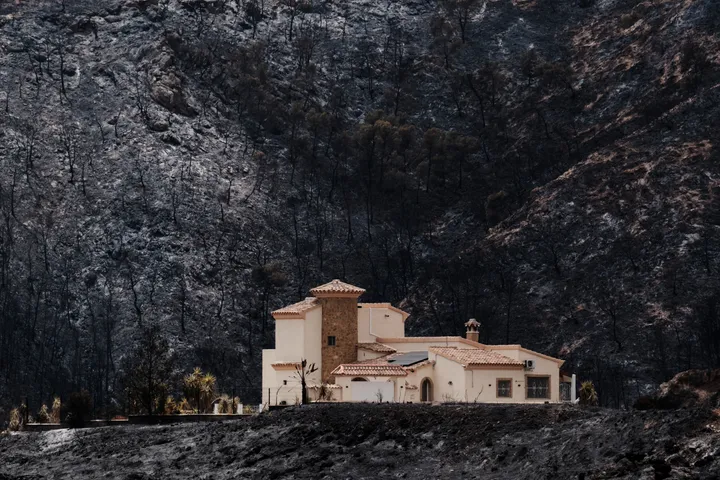 Spain wildfire nears control, hundreds allowed back home