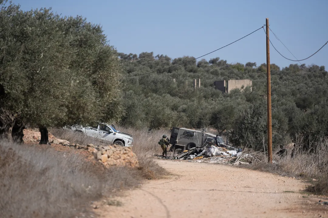 מתנחלים קיצונים צרו על משפחה פלסטינית והתעמתו עם כוחות ישראליים בגדה המערבית הכבושה