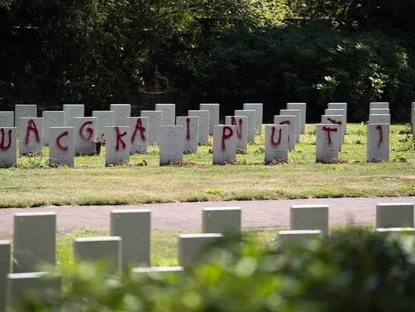 Vandalen hebben meer dan 150 graven van Sovjet-soldaten in Nederland geschonden