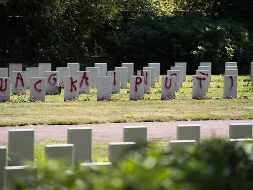 Vandalen hebben meer dan 150 graven van Sovjet-soldaten in Nederland geschonden
